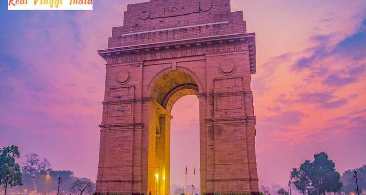 Un gran monumento en forma de arco al atardecer con una marca de agua.