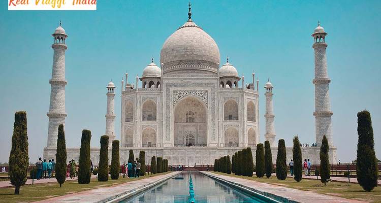 El icónico Taj Mahal con césped verde y una piscina reflectante.