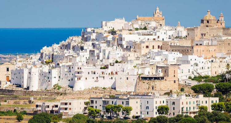 Le paysage urbain blanchi à la chaux d'Ostuni, Italie.