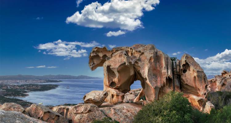 Vue panoramique d'une formation rocheuse unique avec la mer en arrière-plan.