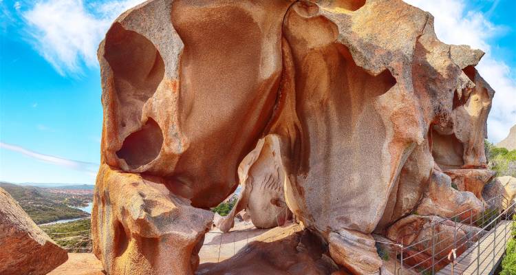 Formation rocheuse avec des arches naturelles surplombant la mer.