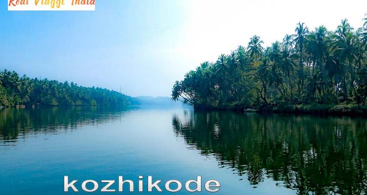 Ein Fluss mit Palmen und sichtbarer Ortstext-Einblendung.