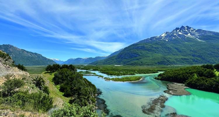 Atemberaubende Landschaft mit Bergen, Fluss und Wald.