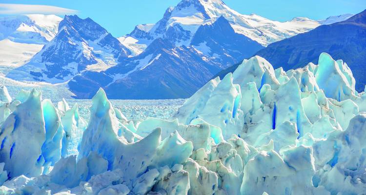 Dramatische Gletscherlandschaft mit Bergen im Hintergrund.