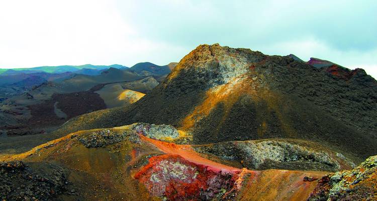 Bunte Vulkanlandschaft mit zerklüftetem Gelände.