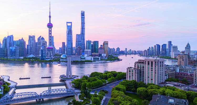 Horizonte de Shanghái con rascacielos modernos y el río Huangpu.