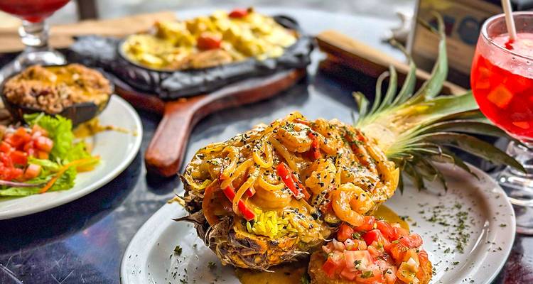 Plat gastronomique servi dans un ananas évidé.
