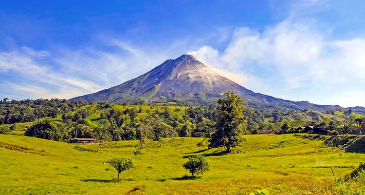 Belle vue du volcan Arenal sous un ciel dégagé.