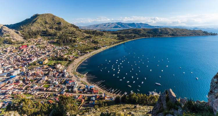 Vue d'une baie avec des bateaux à l'ancre et le paysage environnant.