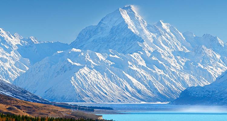 Vue majestueuse du mont Cook enneigé en Nouvelle-Zélande avec un lac glaciaire.