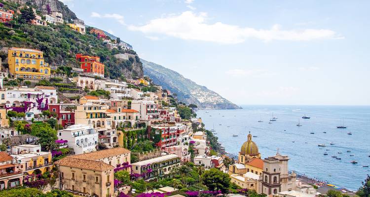 Panoramisch uitzicht op de kleurrijke huisjes van Positano die naar zee afglijen aan de Amalfikust.