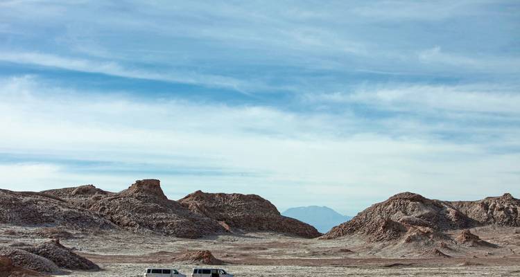 Wüstenlandschaft mit zwei Fahrzeugen.