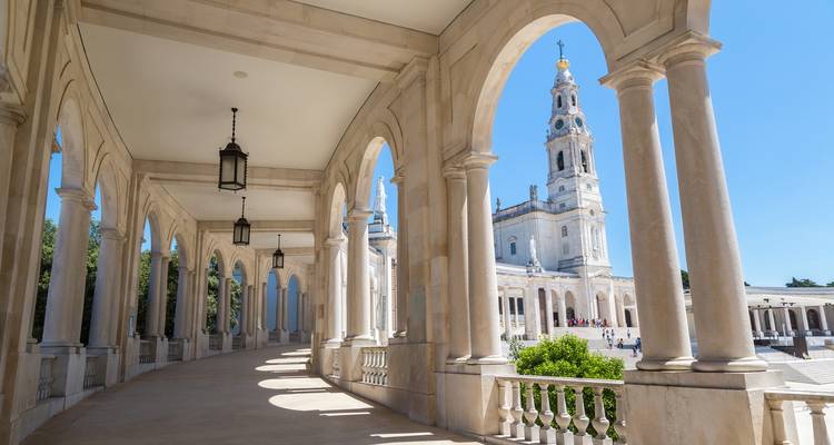 Vue d'un site religieux avec des arches à Fatima.