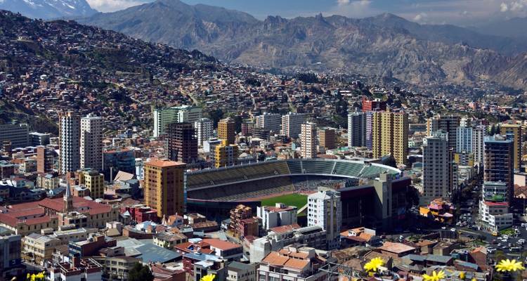 Paysage urbain de La Paz avec des montagnes en arrière-plan.
