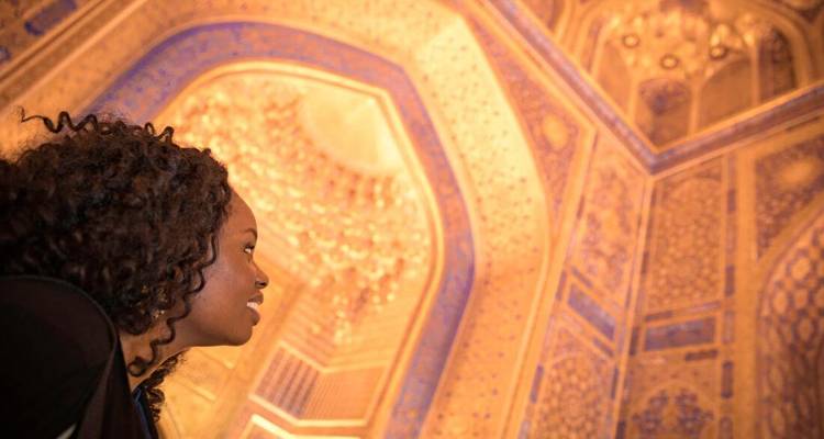 Intérieur d'une mosquée avec une personne regardant vers le plafond.