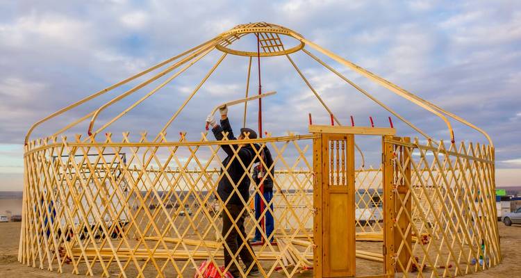 Construction d'une yourte traditionnelle par une personne.