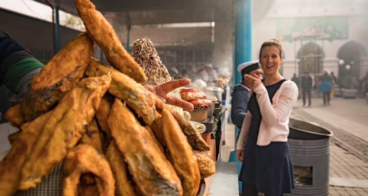 Scène de marché de nourriture frite avec des gens.