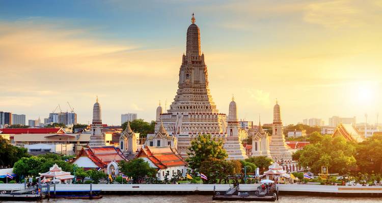 Wat Arun Tempel bei Sonnenuntergang in Bangkok, Thailand.
