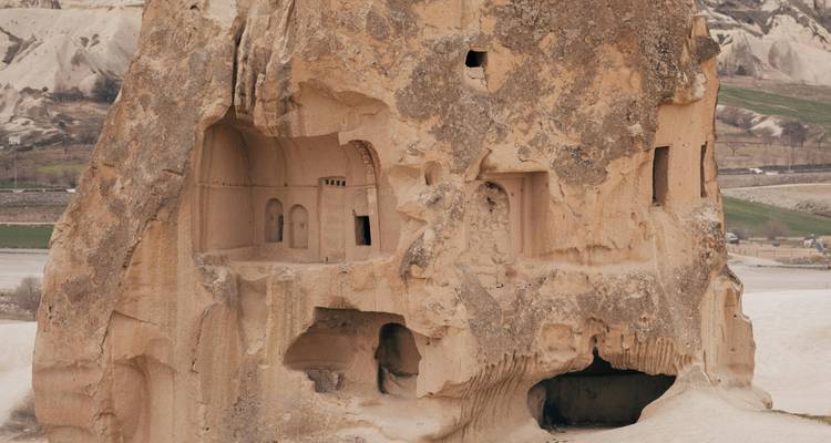 Formation rocheuse avec des chambres sculptées.
