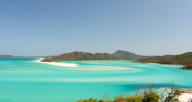 Unberührte weiße Sandstrände und türkisfarbenes Wasser eines tropischen Strandes.