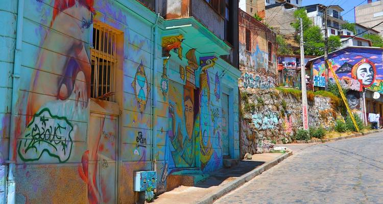 Bunte Straßenkunst an Gebäuden.