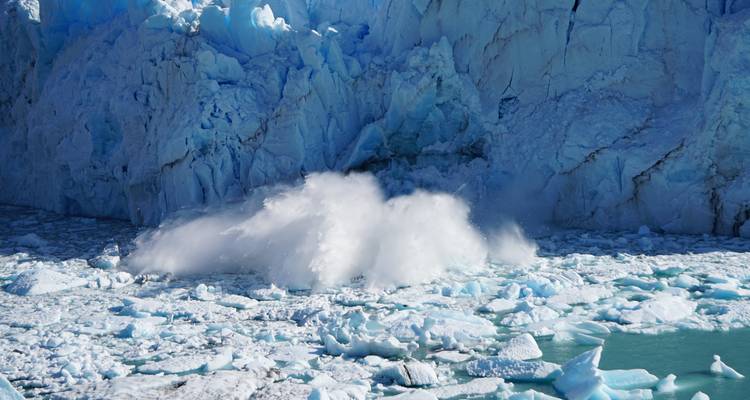 Hielo colapsando en el agua desde un glaciar.