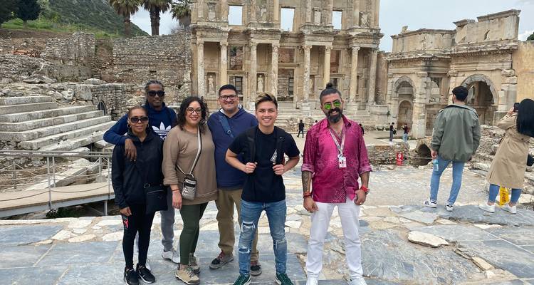 Groep poseert voor archeologische site