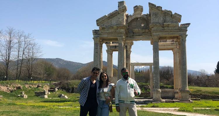 Drie mensen die poseren voor de ruïnes van Aphrodisias