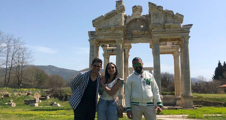Drie mensen die bij de ruïnes van Aphrodisias staan