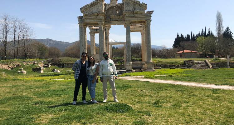 Drie bezoekers op de Aphrodisias site met grootse bouwwerken