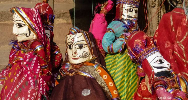 Marionnettes traditionnelles colorées en exposition.