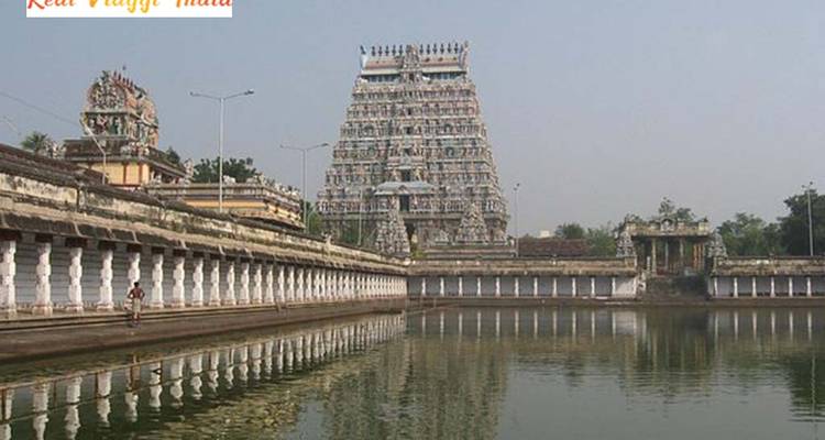 Ein großer Tempel-Gopuram neben einem Gewässer.