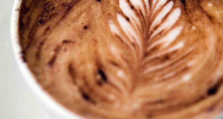 Tasse de café avec latte art.