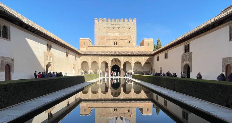 Le bassin de réflexion tranquille de la Cour des Myrtes de l'Alhambra reflète les élégantes arcades mauresques.