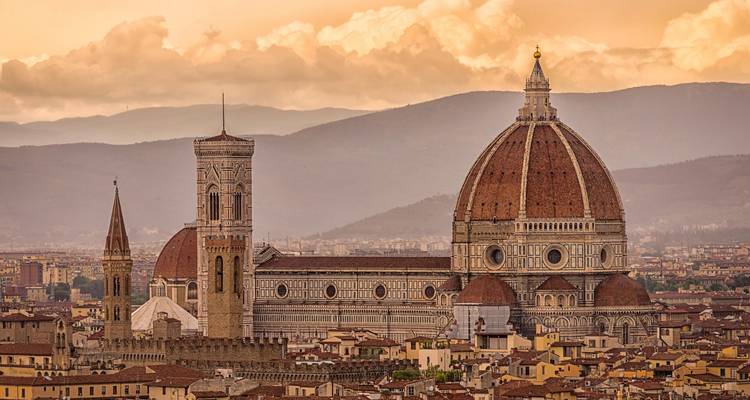 La cathédrale de Florence avec son dôme emblématique au coucher du soleil.