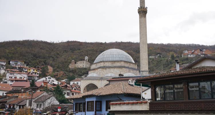 La Mosquée Sinan Pasha avec son haut minaret dominant l'horizon de Prizren face aux collines boisées.