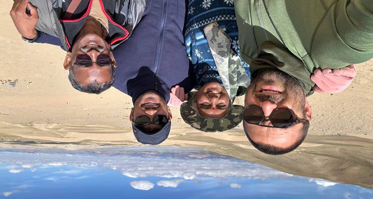 Portrait de groupe de voyageurs dans un paysage désertique.