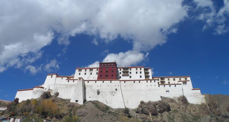 Edificio en la cima de una colina bajo un cielo azul.