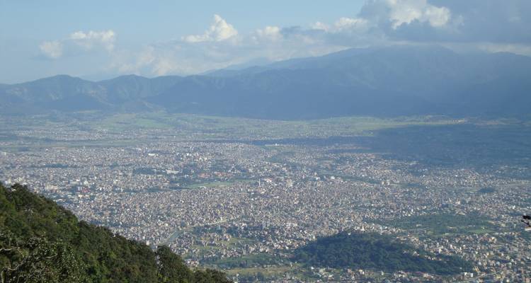 Paisaje urbano con vista amplia de edificios y montañas.