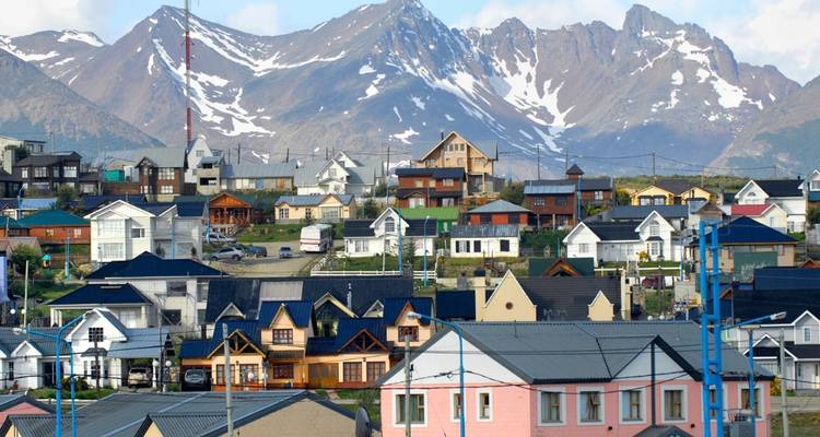 Maisons colorées avec des montagnes en arrière-plan.