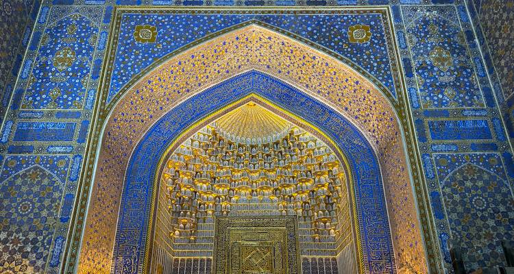 Arche architecturale complexe bleue et dorée avec des motifs géométriques.