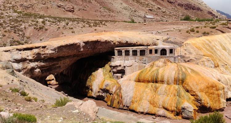 Puente del Inca, une formation rocheuse naturelle et un bâtiment historique.