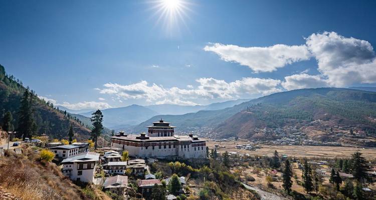 Blick auf das Paro Dzong und das umliegende Tal in Bhutan.