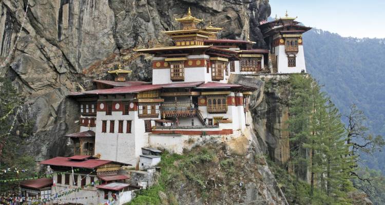 Ein großes Kloster, das an einer Klippe erbaut wurde, mit kunstvollen architektonischen Details.