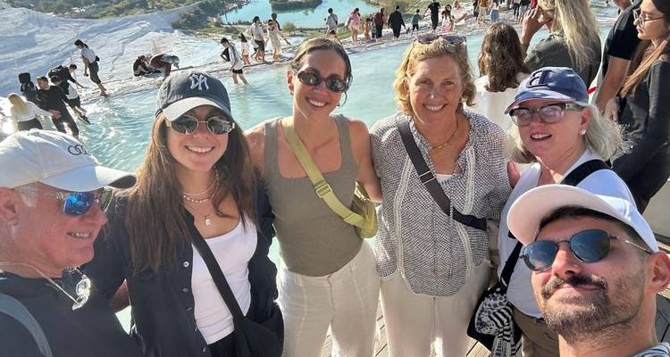 Grupo de turistas posando en un sitio pintoresco en Pamukkale.