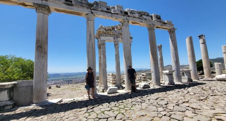 Visitando ruinas antiguas con un paisaje de fondo que domina el valle.