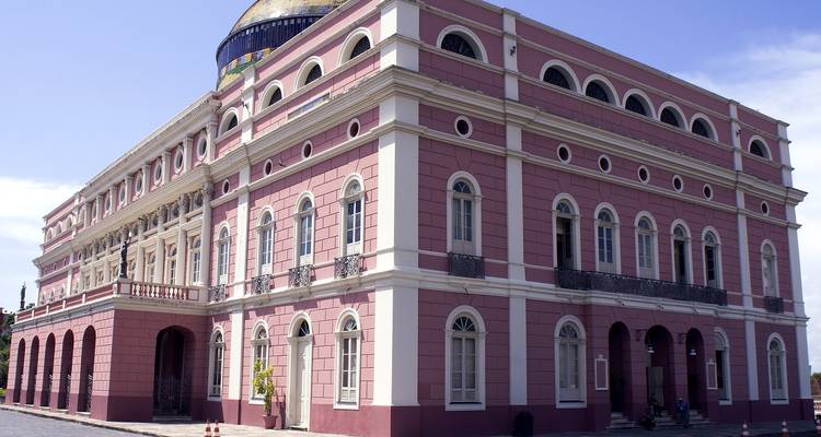 Un grand opéra à l'extérieur rose et blanc.