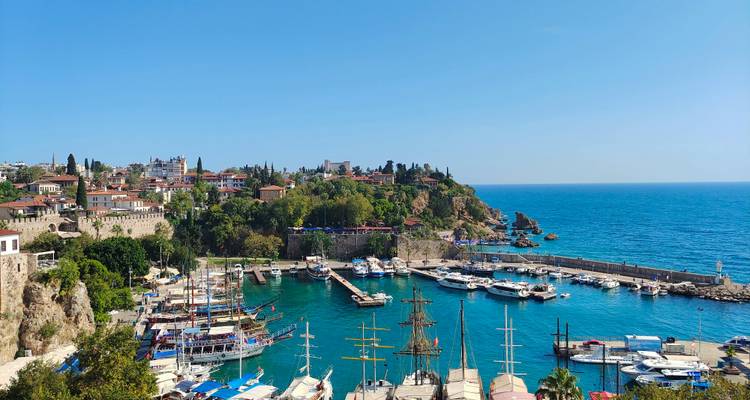 Hermosa vista del puerto con barcos y el paisaje urbano circundante.
