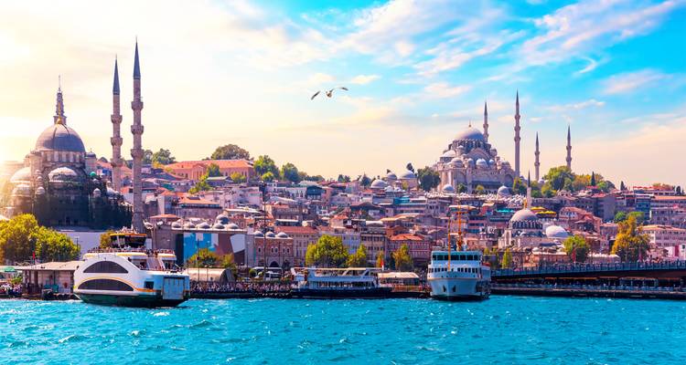 Malerischer Blick auf die Skyline von Istanbul mit Moscheen und Booten auf dem Wasser.