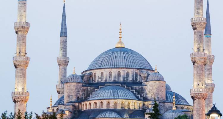 Nahaufnahme einer großen Moschee mit Minaretten.